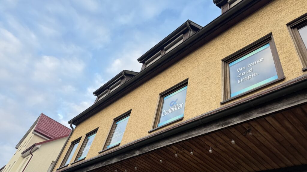 Die Fassade des CodeKlar-Büros in Spaichingen mit dem Logo und dem Schriftzug „We make cloud simple“ in den Fenstern
