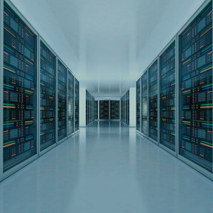 Ein modernes Rechenzentrum der CodeKlar GmbH zeigt Reihen von Servern in einem hellen, technischen Raum.