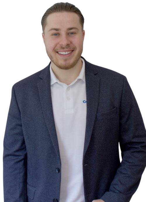 Jan Goebel, in einem eleganten Blazer und Polo, lächelt selbstbewusst und repräsentiert die CodeKlar GmbH.