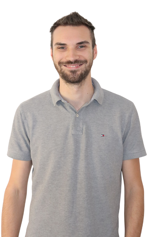 Joe von CodeKlar GmbH lächelt freundlich in einem grauen Poloshirt und strahlt Optimismus aus.