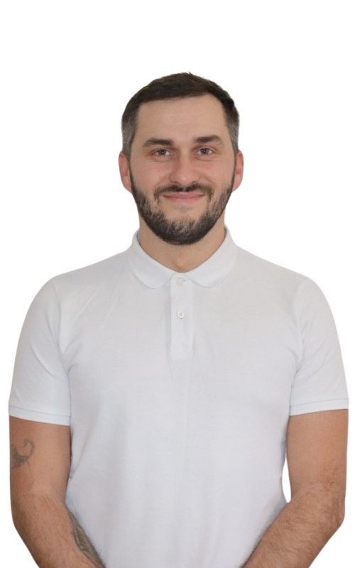 Ein freundlicher Mann in einem weißen Polohemd lächelt direkt in die Kamera